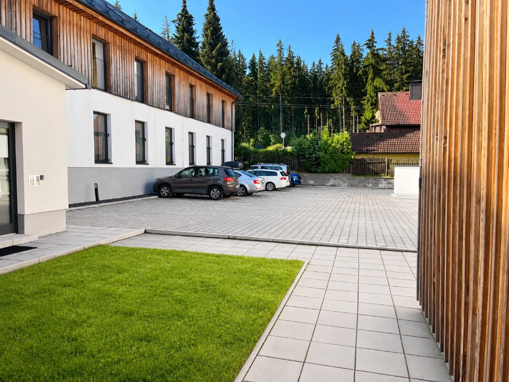 Vyhrazené parkovací místo č. 10 u apartmánu Javorná – cedulka B2