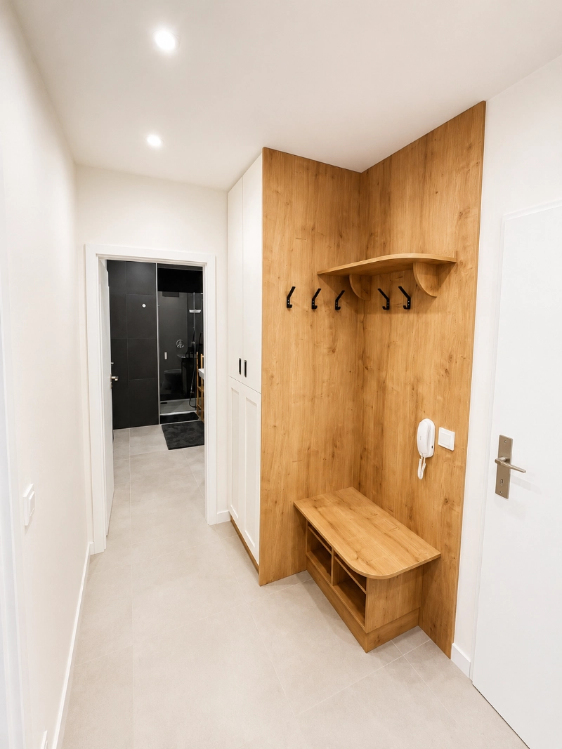 Chodba apartmánu Javorná na Šumavě – vestavěná skříň a věšáky