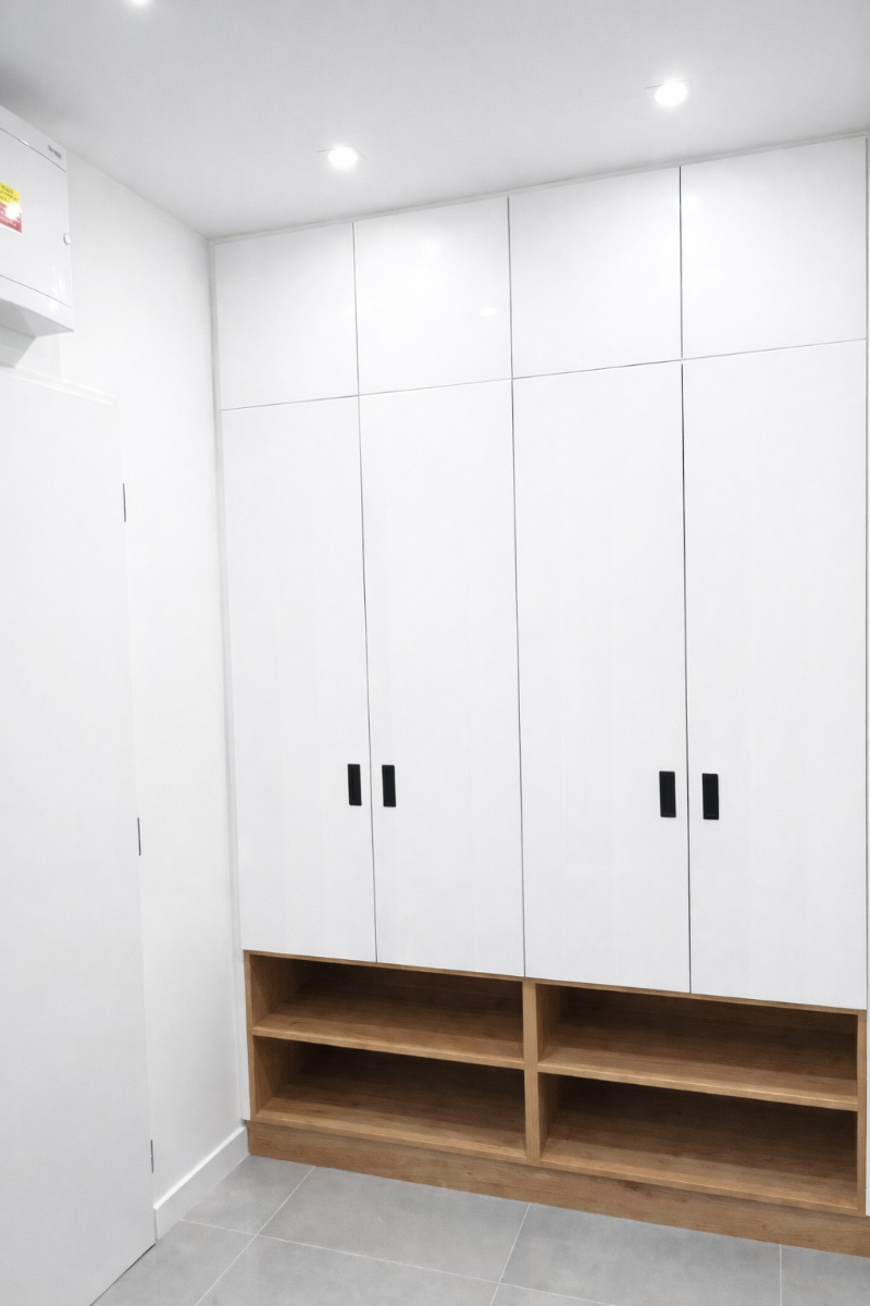 Chodba apartmánu Javorná na Šumavě – vestavěná skříň a věšáky