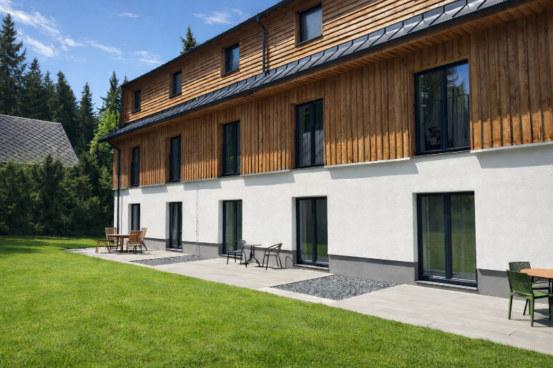 Venkovní terasa apartmánu Javorná na Šumavě – jídelní stůl a posezení