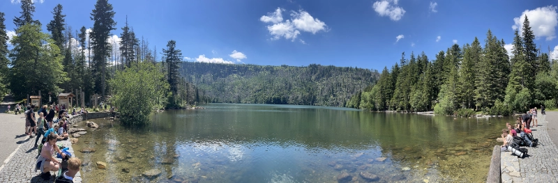 Černé jezero – panoramatický výhled na hladinu a skalnatý kotel
